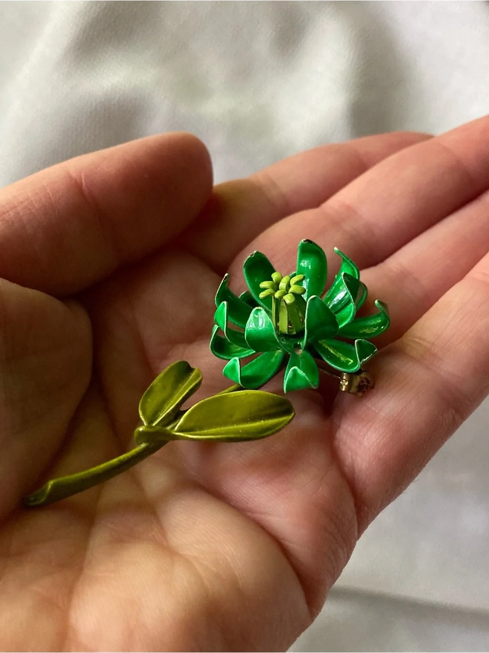 Vintage Ornate Design Green Enamel Flower Brooch Pin!